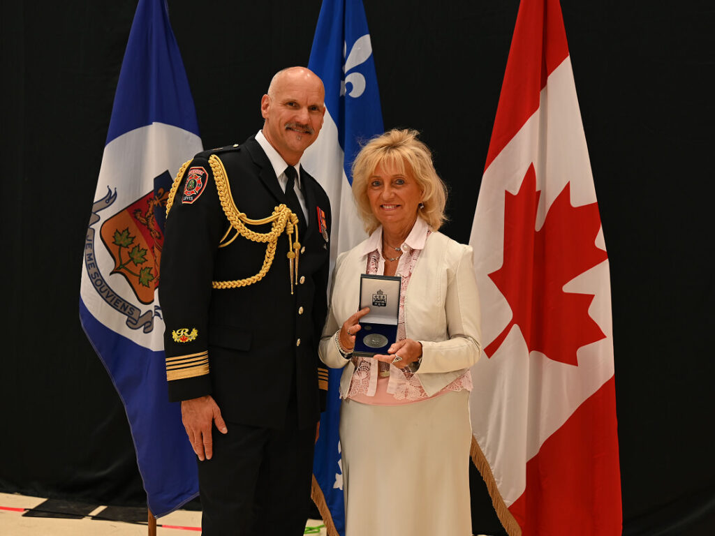 Cécile Meunier, bénévole à La Mie, accompagnée de Richard Amnotte, chef du protocole au cabinet de la lieutenante-gouverneure et aide de camp