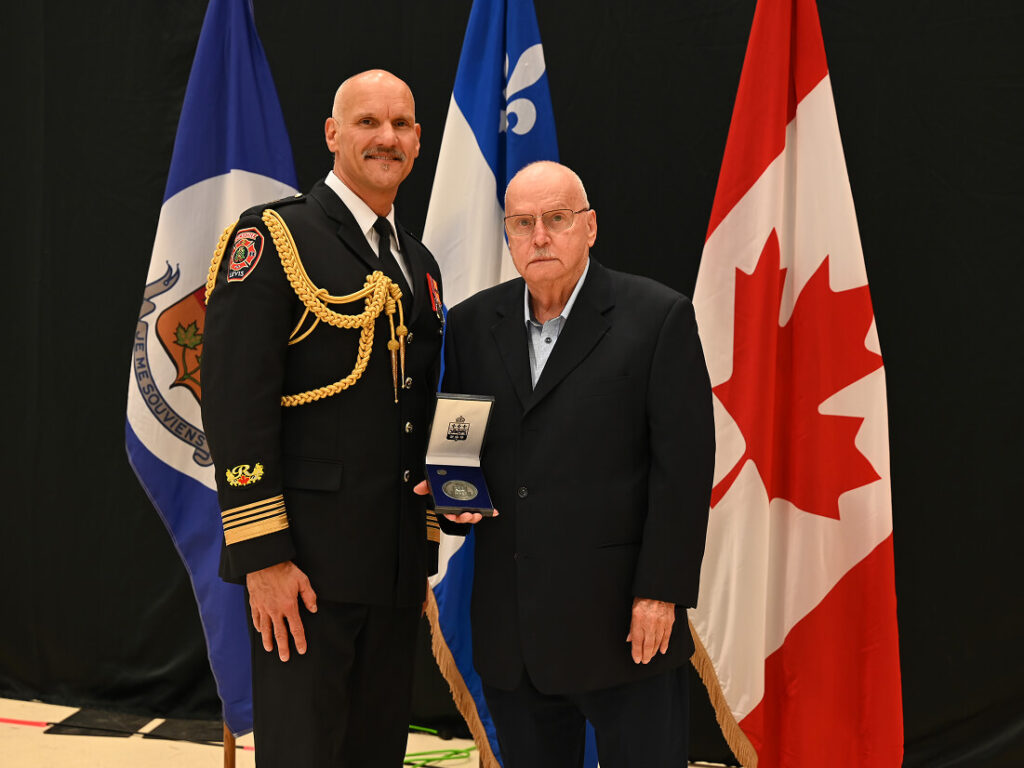 Georges-Léon Pelletier, bénévole à La Mie, accompagné de Richard Amnotte, chef du protocole au cabinet de la lieutenante-gouverneure et aide de camp