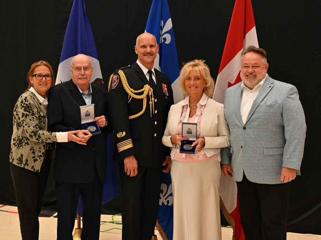Chantal Roy, directrice générale de La Mie, Georges-Léon Pelletier, bénévole à La Mie, Richard Amnotte, chef du protocole au cabinet de la lieutenante-gouverneure et aide de camp, Cécile Meunier, bénévole à La Mie et André Beauregard, maire de Saint-Hyacinthe
